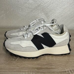 New Balance 327 Women Size 7.5 Sneakers in Sea Salt Black